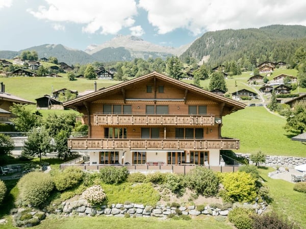 Terrassenwohnung mit Bergblick - 4.5-Zimmer-Erstwohnung im Chalet Aquila