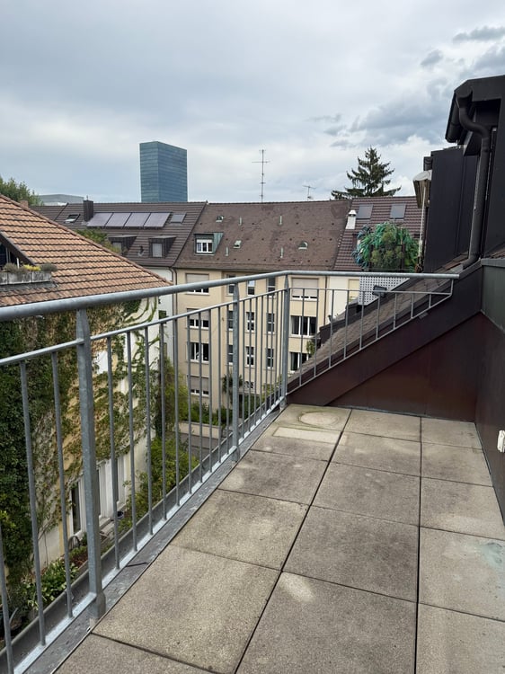 Stilvolle 5.5-Zimmer-Dachwohnung mit Balkon in Basel 8