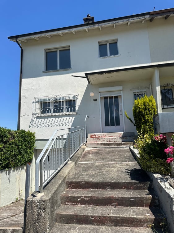 Doppeleinfamilienhaus in Hofstetten-Flüh – Renovationsobjekt an guter Lage 1