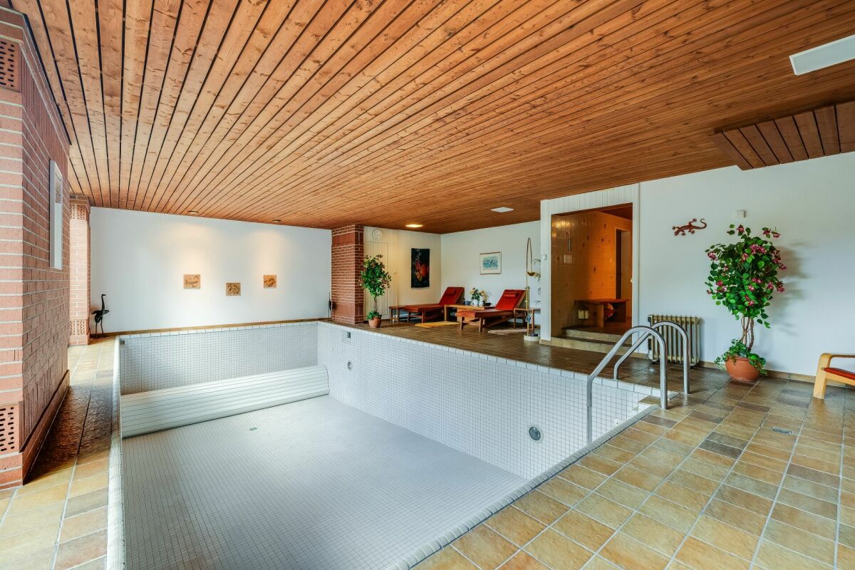 Exklusives 9-Zimmer-Einfamilienhaus mit Wellnessbereich, Doppelgarage und traumhafter Aussicht
