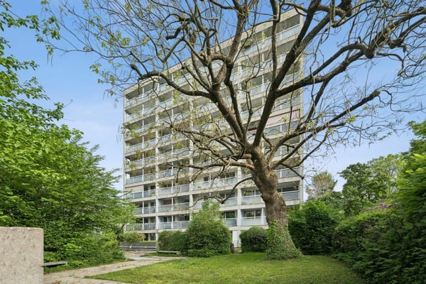 Moderne, komfortable 4½-Zimmer-Wohnung mit grosszügigem Südbalkon und Einstellhallenplatz 10
