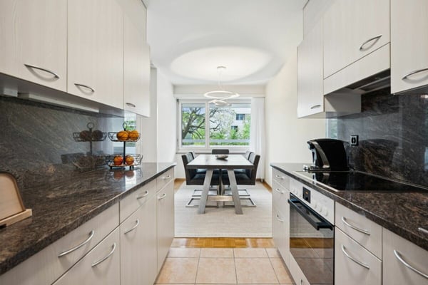 Moderne, komfortable 4½-Zimmer-Wohnung mit grosszügigem Südbalkon und Einstellhallenplatz 1