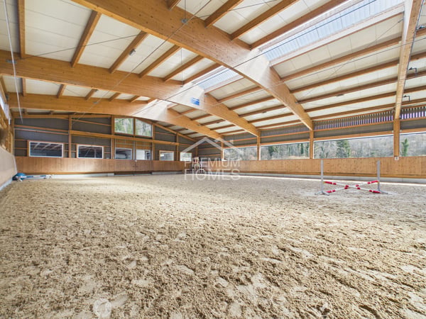 Professionelle Reitanlage mit 24 Boxen, Reithalle und Wohnhaus! 1