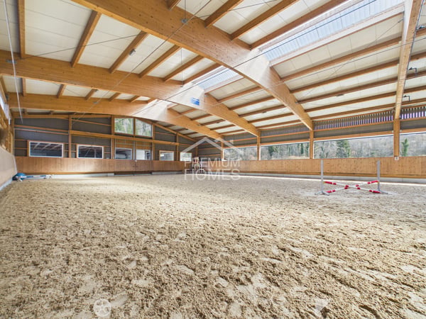 Professionelle Reitanlage mit 24 Boxen, Reithalle und Wohnhaus! 1