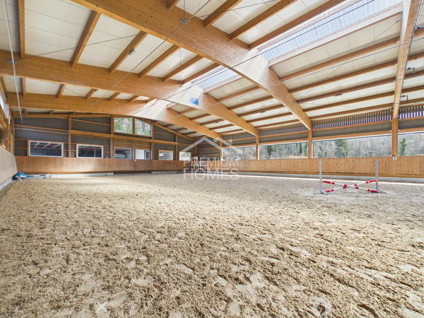 Professionelle Reitanlage mit 24 Boxen, Reithalle und Wohnhaus! 1