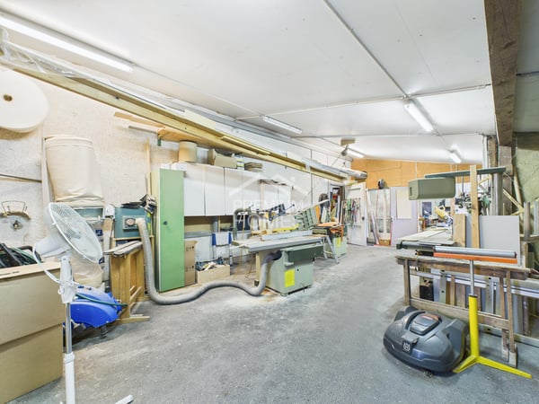Grosszügige Gewerbeliegenschaft mit Wohnhaus 2