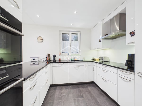 Exklusives Familienhaus mit zusätzlicher Wohneinheit, Pool und Doppelg 9