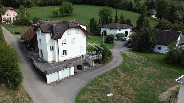 Grosses Bauland mit Entwicklungspotenzial & saniertem Mehrfamilienhaus 2