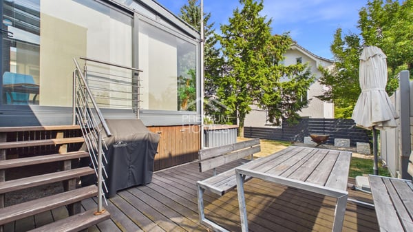 Exklusives Familienhaus mit zusätzlicher Wohneinheit, Pool und Doppelg 4