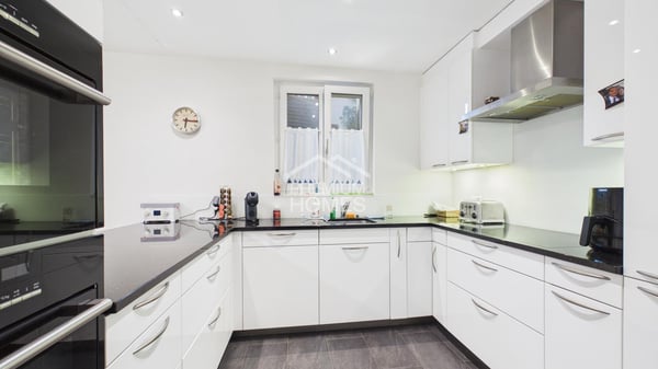 Exklusives Familienhaus mit zusätzlicher Wohneinheit, Pool und Doppelg 9