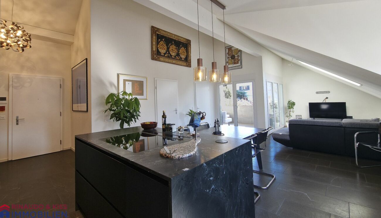 Exklusive Dachwohnung mit Balkon - modern & neuwertig