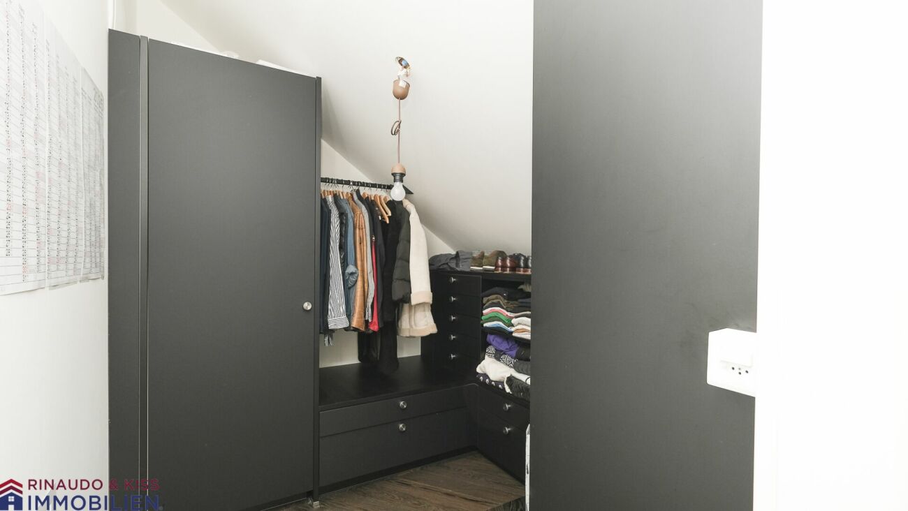 Exklusive Dachwohnung mit Balkon - modern & neuwertig