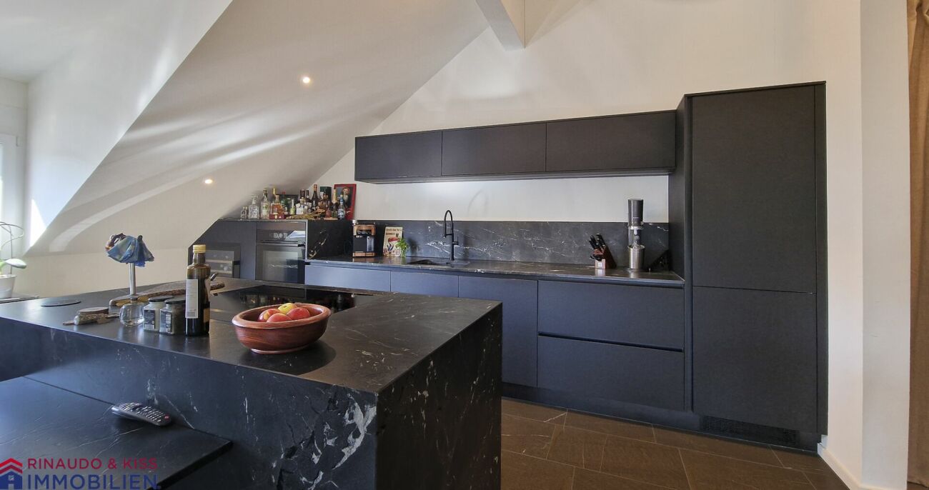 Exklusive Dachwohnung mit Balkon - modern & neuwertig