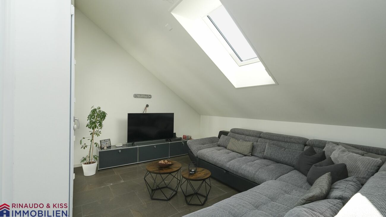 Exklusive Dachwohnung mit Balkon - modern & neuwertig