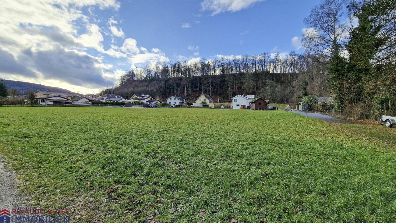 Attractive building land (subdivision possible) - directly on the Rhine with a view of the green