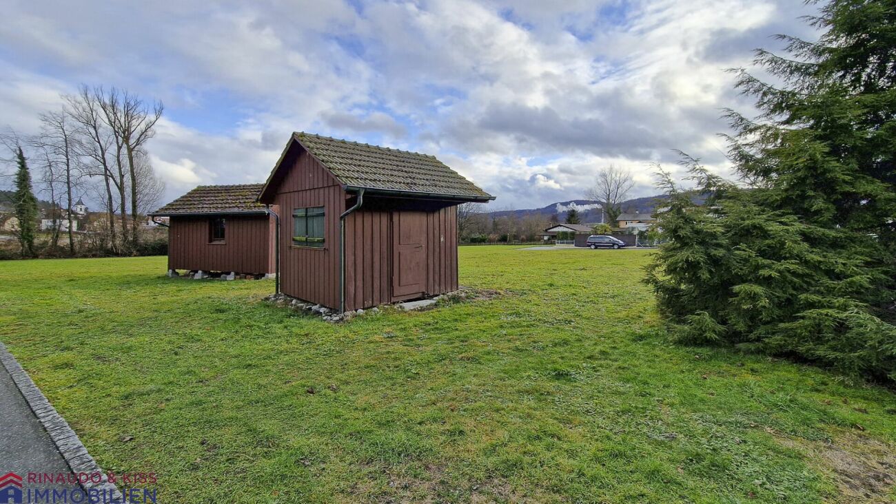Attractive building land (subdivision possible) - directly on the Rhine with a view of the green