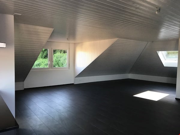Grosszügige 2 1/2-Zimmer-Dachwohnung mit Balkon 4