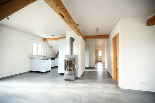 Charmante 4.5-Zimmerdachwohnung in Detligen – ruhige Lage mit Aussicht 5
