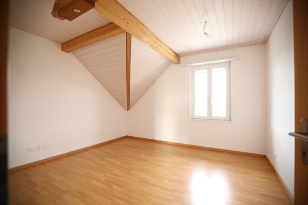 Charmante 4.5-Zimmerdachwohnung in Detligen – ruhige Lage mit Aussicht 4