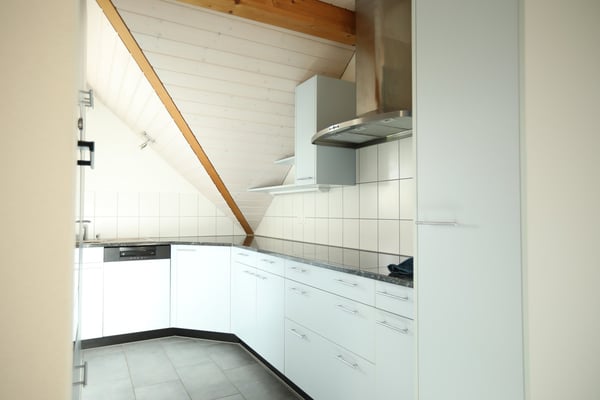 Charmante 4.5-Zimmerdachwohnung in Detligen – ruhige Lage mit Aussicht 2