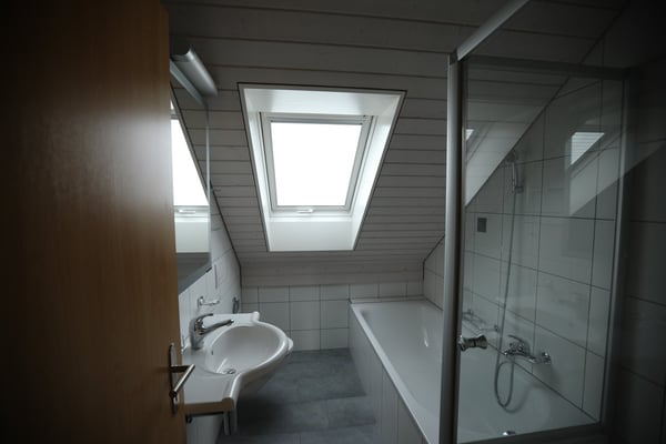 Charmante 4.5-Zimmerdachwohnung in Detligen – ruhige Lage mit Aussicht 3
