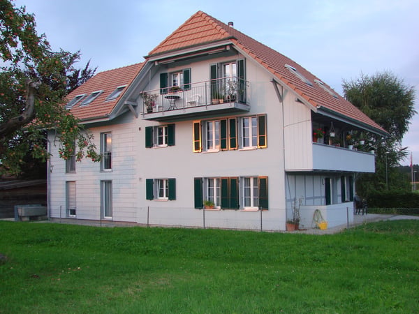 Charmante 4.5-Zimmerdachwohnung in Detligen – ruhige Lage mit Aussicht