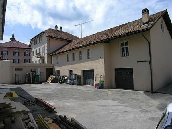 DÉPÔT ATTRACTIF AVEC RAMPE ET GRENIER - EMPLACEMENT IDÉAL SUR LA ROUTE PRINCIPALE 3