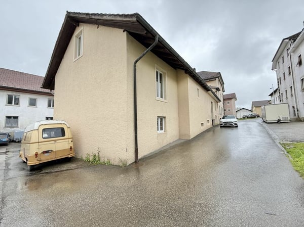 DÉPÔT ATTRACTIF AVEC RAMPE ET GRENIER - EMPLACEMENT IDÉAL SUR LA ROUTE PRINCIPALE 4