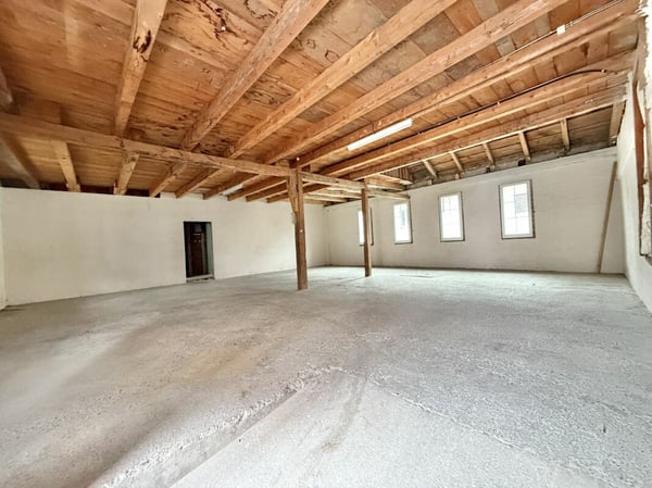 DÉPÔT ATTRACTIF AVEC RAMPE ET GRENIER - EMPLACEMENT IDÉAL SUR LA ROUTE PRINCIPALE 5