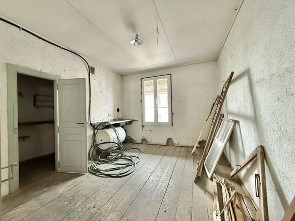 DÉPÔT ATTRACTIF AVEC RAMPE ET GRENIER - EMPLACEMENT IDÉAL SUR LA ROUTE PRINCIPALE 6