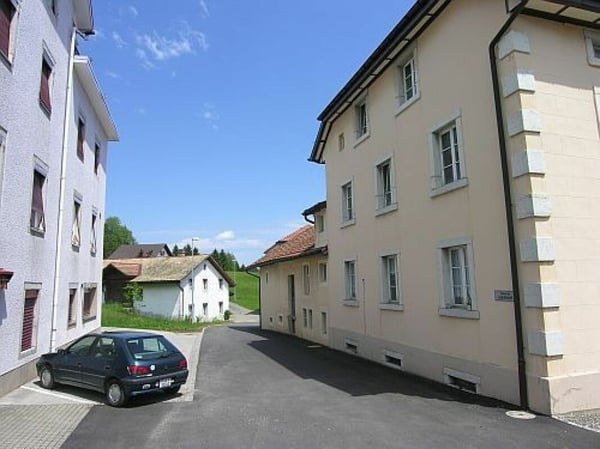 DÉPÔT ATTRACTIF AVEC RAMPE ET GRENIER - EMPLACEMENT IDÉAL SUR LA ROUTE PRINCIPALE 2