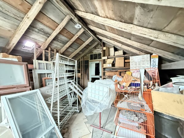 DÉPÔT ATTRACTIF AVEC RAMPE ET GRENIER - EMPLACEMENT IDÉAL SUR LA ROUTE PRINCIPALE 7