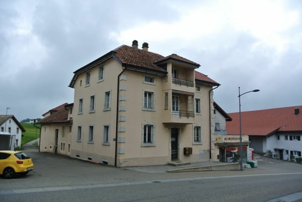 DÉPÔT ATTRACTIF AVEC RAMPE ET GRENIER - EMPLACEMENT IDÉAL SUR LA ROUTE PRINCIPALE 1