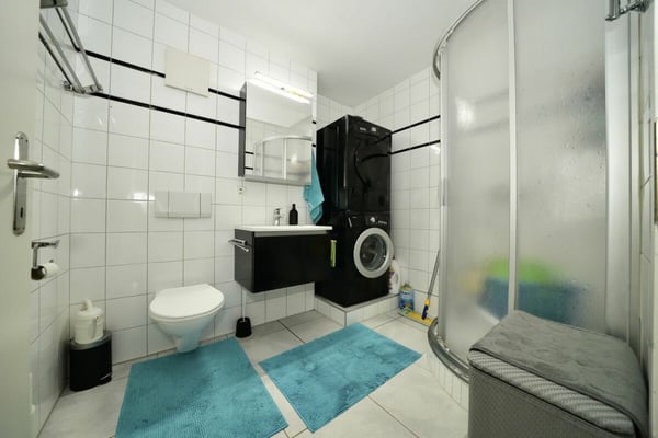 GROSSZÜGIGE WOHNUNG IN ZENTRALER LAGE 8