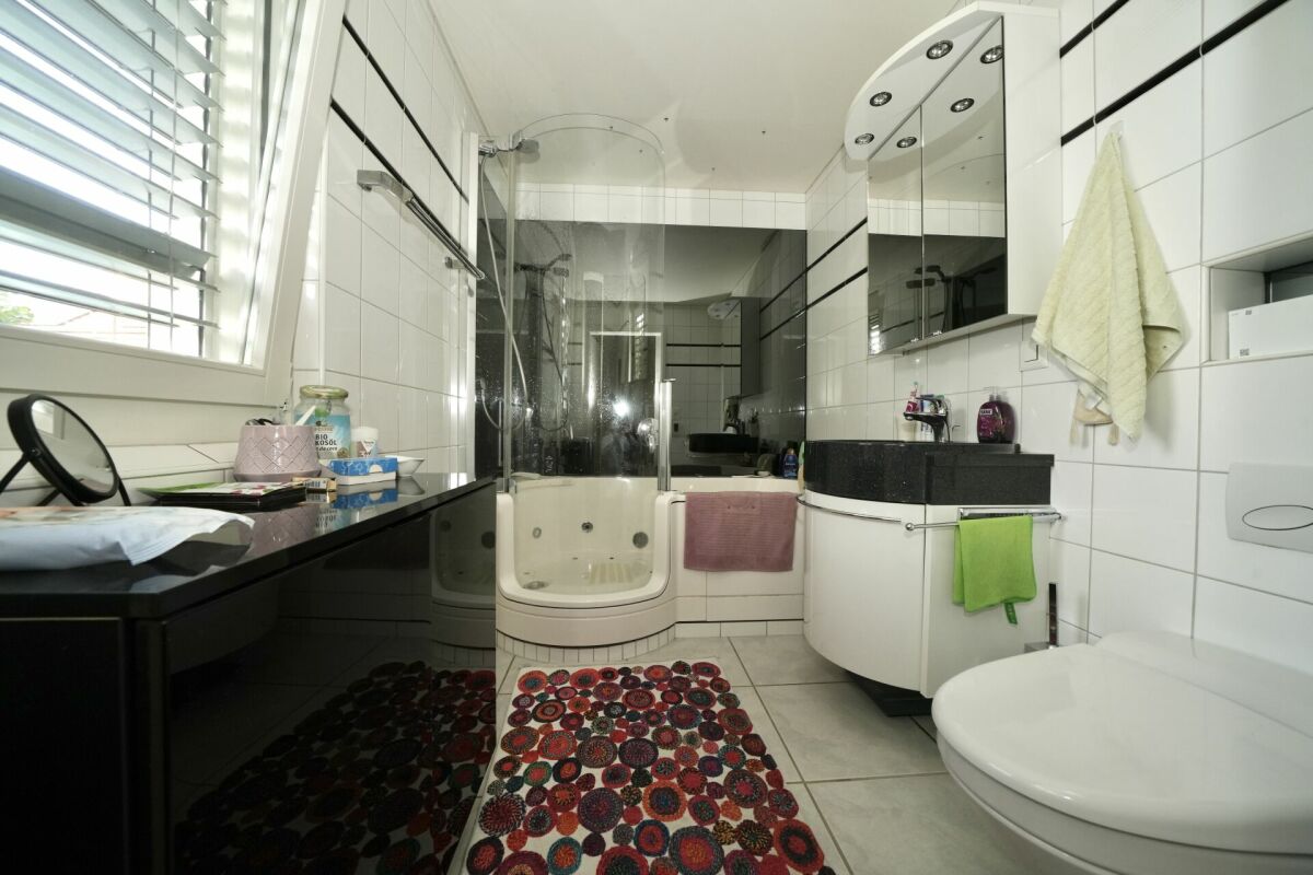 SPACIOUS APARTMENT IN CENTRAL LOCATION