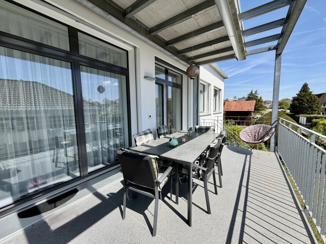 ATTRAKTIVE HOCHPARTERREWOHNUNG MIT HAUS-IM-HAUS CHARAKTER