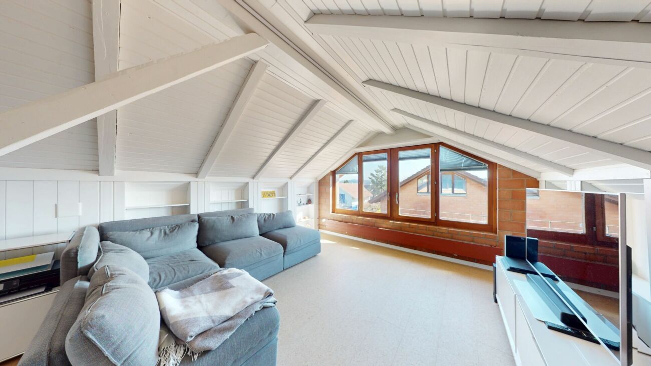 Stilvoll modernisiertes, einseitig angebautes Einfamilienhaus mit sonnigem Garten