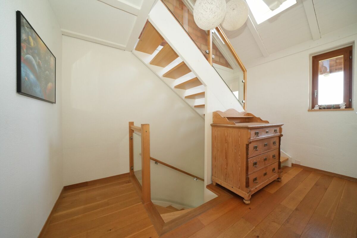 Stilvoll modernisiertes, einseitig angebautes Einfamilienhaus mit sonnigem Garten