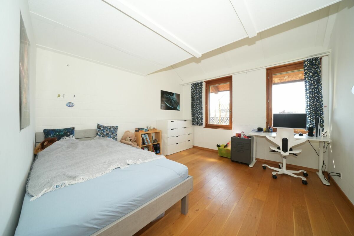 Stilvoll modernisiertes, einseitig angebautes Einfamilienhaus mit sonnigem Garten