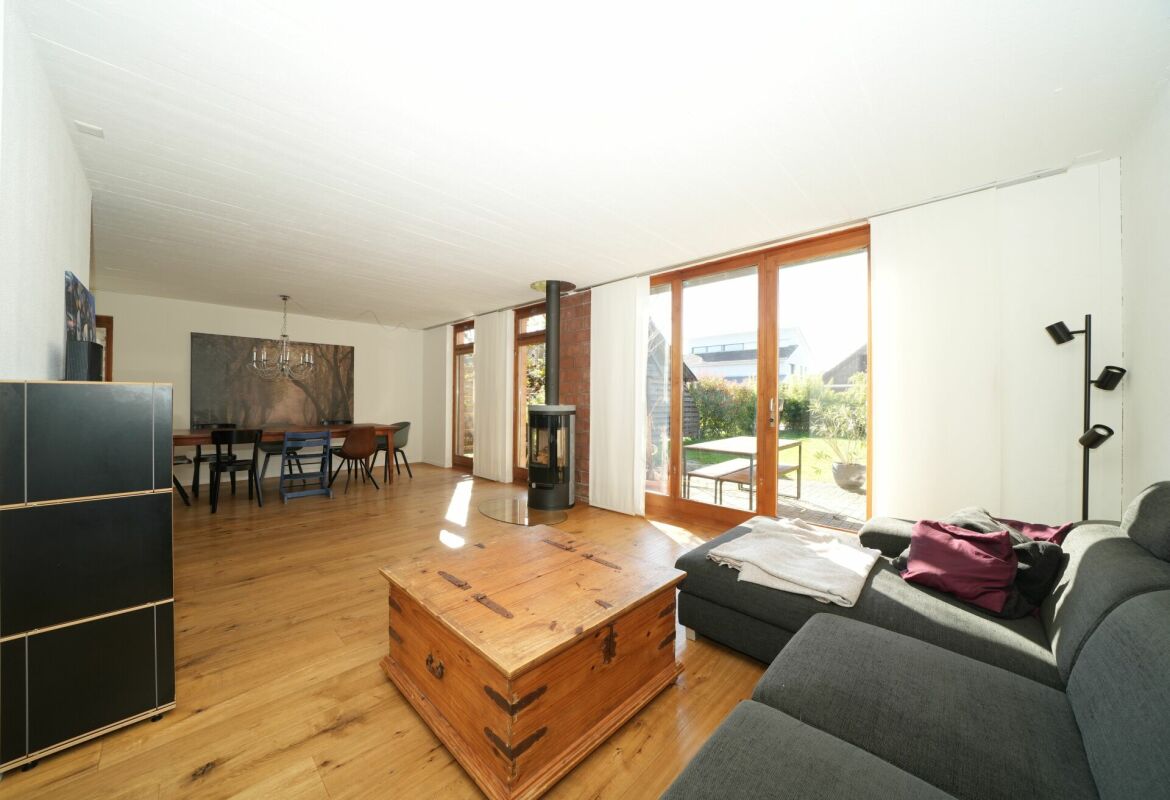 Stilvoll modernisiertes, einseitig angebautes Einfamilienhaus mit sonnigem Garten