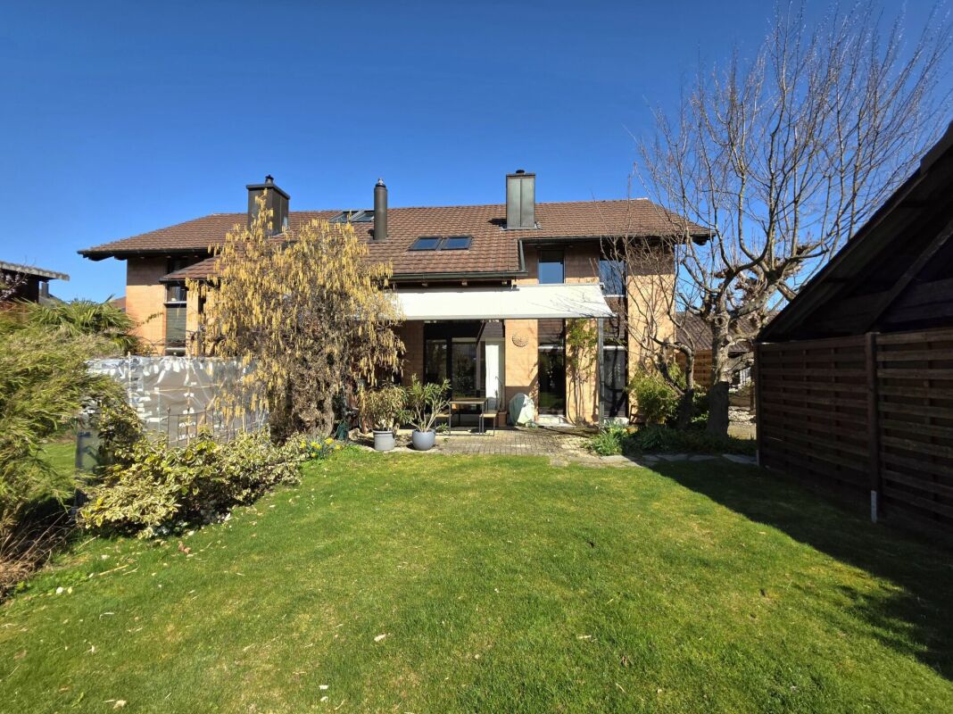 Stilvoll modernisiertes, einseitig angebautes Einfamilienhaus mit sonnigem Garten