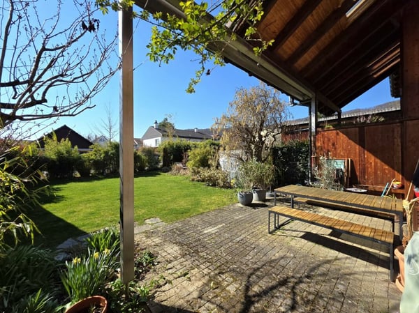 Stilvoll modernisiertes, einseitig angebautes Einfamilienhaus mit sonnigem Garten 2