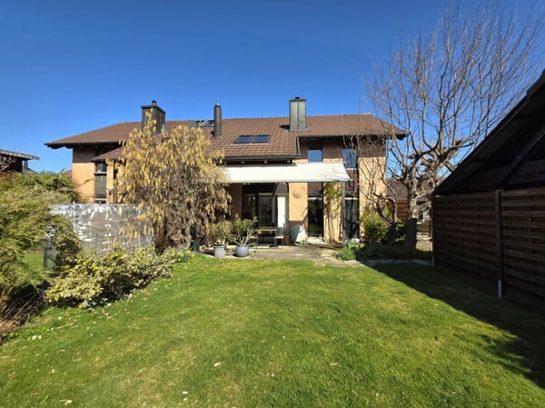 Stilvoll modernisiertes, einseitig angebautes Einfamilienhaus mit sonnigem Garten 12