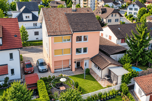 ATTRAKTIVES MEHRFAMILIENHAUS IN ZENTRALER LAGE - TOP RENDITE 5.8 % 2