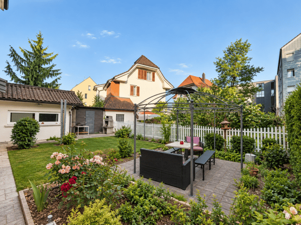 ATTRAKTIVES MEHRFAMILIENHAUS IN ZENTRALER LAGE - TOP RENDITE 5.8 % 3