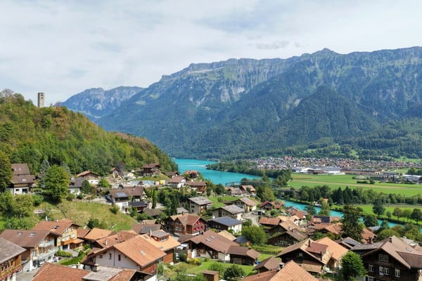 Charmantes Bijou mit herrlichem Bergpanorama auf grosszügigem Grundstück 1