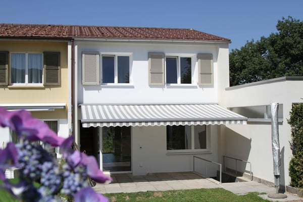 Herziges 4-Zimmer-Reihenhaus mit intimem Garten und Jurasicht 2