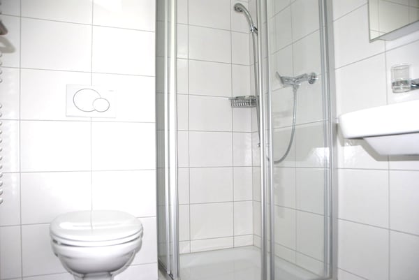 Moderne 3.5-Zimmer-Eigentumswohnung mit grosszügigem Balkon und flexibel verglastem Aussenbereich 9