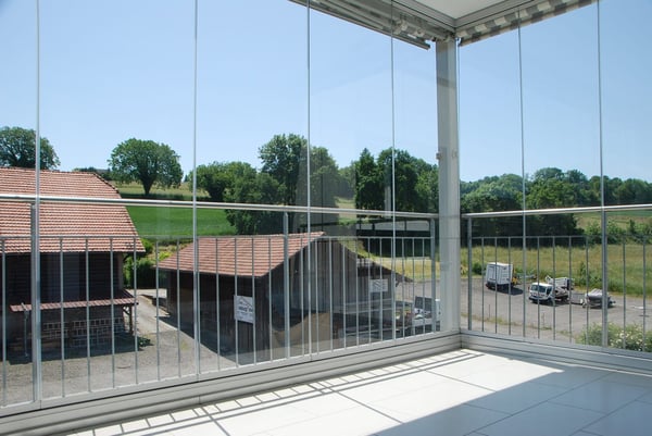 Moderne 3.5-Zimmer-Eigentumswohnung mit grosszügigem Balkon und flexibel verglastem Aussenbereich 1