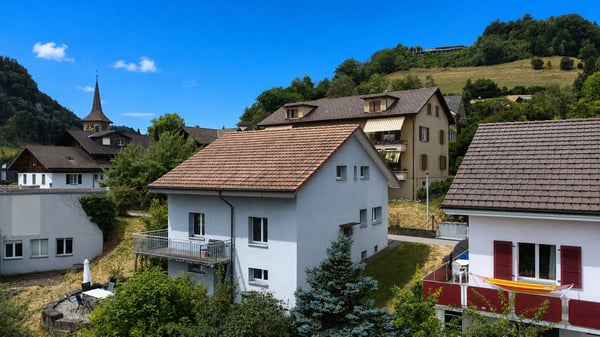 Freistehendes Einfamilienhaus an familienfreundlicher Lage mit Garten und Alpensicht 5